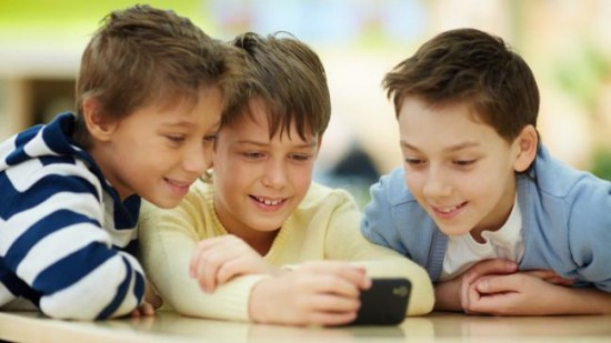 children-on-mobile-play store